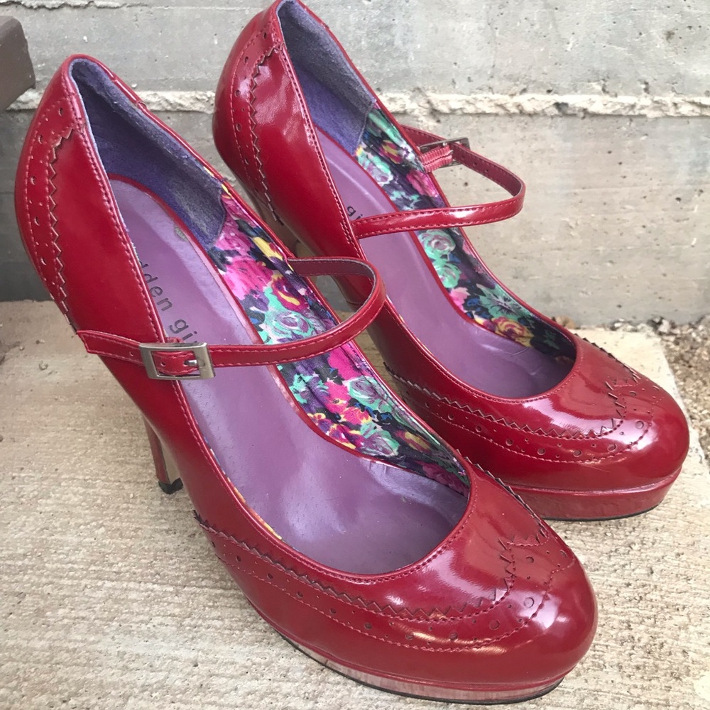 Size 10 Red pumps